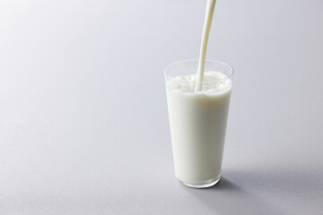 グラスに注いだ牛乳　Milk in a glass
