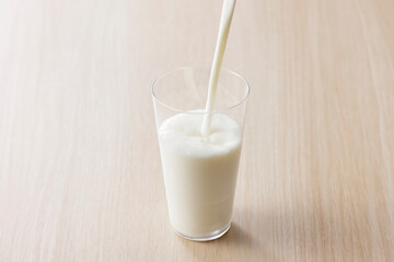 グラスに注いだ牛乳　Milk in a glass