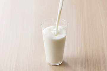 グラスに注いだ牛乳　Milk in a glass