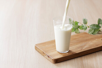 グラスに注いだ牛乳　Milk in a glass