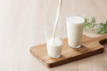 グラスに注いだ牛乳　Milk in a glass