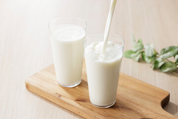 グラスに注いだ牛乳　Milk in a glass