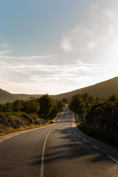 Vue sur une route de montagne au coucher du soleil