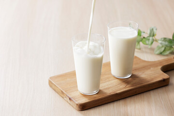 グラスに注いだ牛乳　Milk in a glass