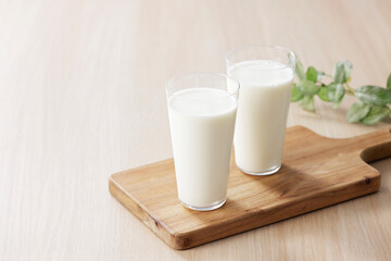 グラスに注いだ牛乳　Milk in a glass