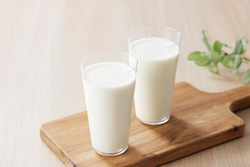 グラスに注いだ牛乳　Milk in a glass