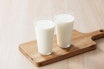 グラスに注いだ牛乳　Milk in a glass