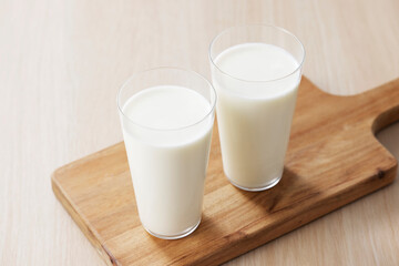 グラスに注いだ牛乳　Milk in a glass
