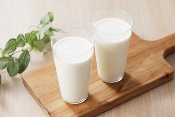 グラスに注いだ牛乳　Milk in a glass