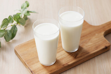 グラスに注いだ牛乳　Milk in a glass