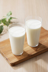 グラスに注いだ牛乳　Milk in a glass