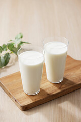 グラスに注いだ牛乳　Milk in a glass