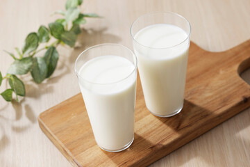 グラスに注いだ牛乳　Milk in a glass