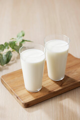 グラスに注いだ牛乳　Milk in a glass