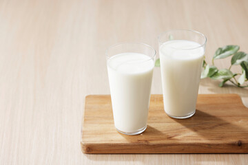 グラスに注いだ牛乳　Milk in a glass