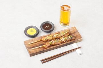 Chicken skewers are a food made by marinating chicken meat and vegetables with soy sauce and grilling them on a skewer.