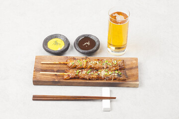Chicken skewers are a food made by marinating chicken meat and vegetables with soy sauce and grilling them on a skewer.