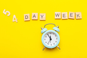 Obraz premium inscription four day week making by wooden cubes on yellow background