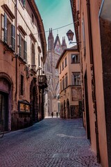 Fototapeta premium Cobblestone street leading to Orvieto Cathedral, Italy.