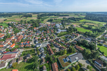 Die Marktgemeinde Au in der Hallertau in Oberbayern aus der Vogelperspektive