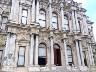 Fototapeta premium The Beylerbeyi Palace is located in the Beylerbeyi neighbourhood of Üsküdar district in Istanbul, Turkey, at the Asian side of the Bosphorus.