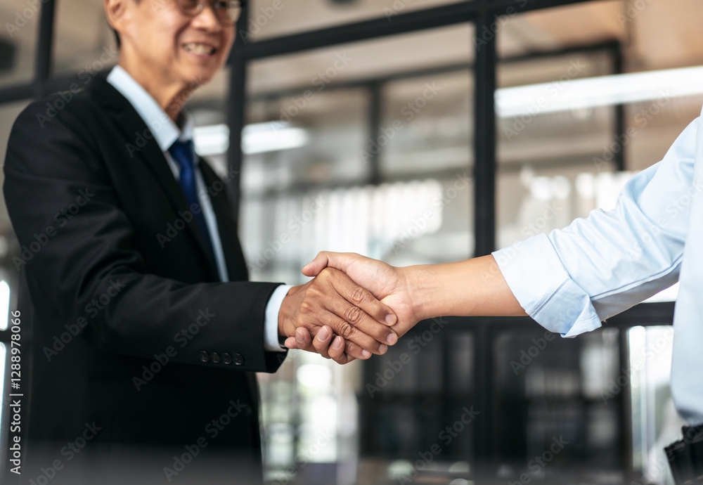 Aufkleber Two men shaking hands in a business setting