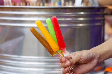 Old tube popsicle is a handmade popsicle made with a shaker by pouring sugary syrup into a metal tube mold. Shake with ice and salt to scientifically freeze the nectar.