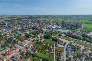 Ausblick auf das Tal der kleinen Laber rund um Geiselhöring bei Straubing in Niederbayern