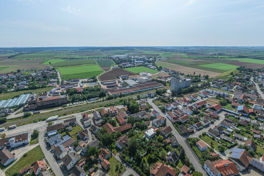 Die Stadt Geiselh&ouml;ring in der niederbayerischen G&auml;uboden-Landschaft von oben
