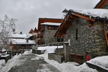 Il piccolo e caratteristico paesino di Chamois in valle d'Aosta, ricoperto di neve.