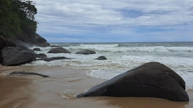 Uma linda vista do mar entre as rochas da praia do F&eacute;lix, em Ubatuba, litoral norte do estado de S&atilde;o Paulo, Brasil.