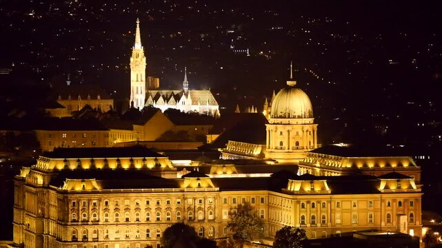Beleuchtetes Burgviertel mit Burgpalast auf dem Burgberg in Budapest bei Nacht