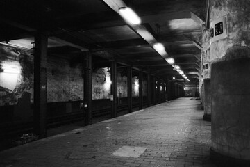 博物館動物園駅　廃駅の構内　白黒フィルム画像