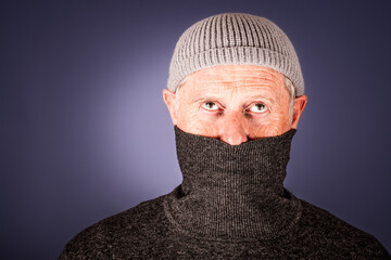 Mann mit Mütze und Rollkragenpullover
