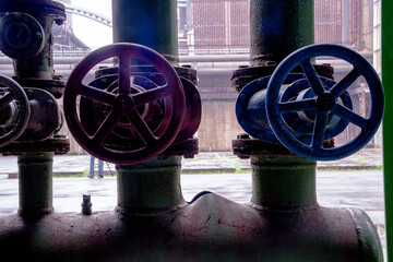 Leitungen.

mit Absperrventilen.