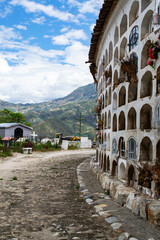 cementerio en las montañas de Perú , nichos con cruces y flores