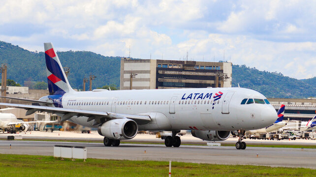 Avi&atilde;o da LATAM atravessando a pista para decolagem no Aeroporto de Guarulhos, S&atilde;o Paulo, Brasil. Foto registrada em 22 de fevereiro de 2025