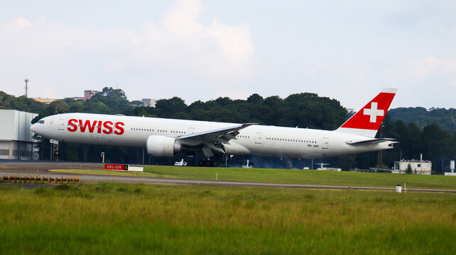 Avi&atilde;o da Swiss Airlines pousando no Aeroporto de Guarulhos, S&atilde;o Paulo, com c&eacute;u claro e pista vis&iacute;vel. Foto feita em 22 fev 2025 no aeroporto de Guarulhos SP