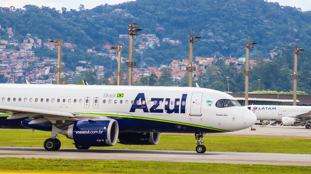 Avi&atilde;o da Azul na pista do Aeroporto Internacional de Guarulhos, S&atilde;o Paulo, Brasil. Foto registrada em 22 de fev de 2025
