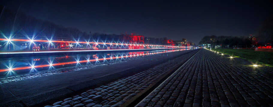 Vue panoramique de nuit du parc de la Villette à Paris