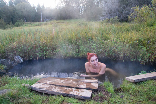 Женщины Натуристки Нежатся Под Солнышком Женщины Натуристки Нежатся Под Солнышком
