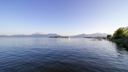 Blick von Gstadt am Chiemsee auf die Fraueninsel