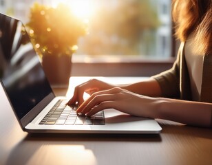 Primer plano, mujer y hombres escribiendo en una computadora portátil en una mesa de oficina, retroiluminada, tecnología de Internet, trabajo en línea, trabajo remoto, otros