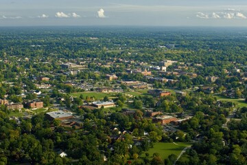 Obraz premium Aerial Perspective of Kent, Ohio: Exploring the Charm of a Small Midwestern Town and Kent State University