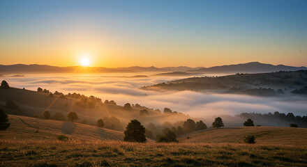 Obraz premium Golden Sunrise Over Misty Mountain Valley