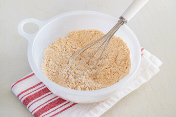 きな粉の蒸しパンの材料を混ぜ合わせる