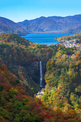 中禅寺湖を望む華厳の滝 &ndash; 錦に染まる美しい秋の風景
