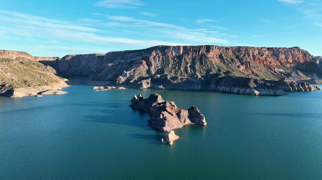 Imagen de Dron del embalse entre los cerros del Ca&ntilde;&oacute;n del Atuel, San Rafael, Mendoza