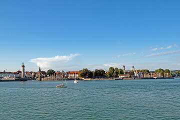 Fototapeta premium Blick auf die Skyline des Ortes Lindau am Bodensee in Bayern, Deutschland