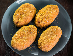 Paning cutlets on a blue plate